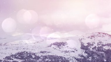 Kış manzarasında süzülen ışık noktalarının animasyonu. Noel, kış, gelenek ve kutlama konsepti dijital olarak oluşturulmuş video.