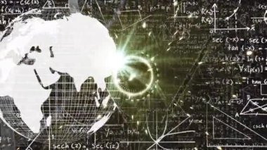 Karanlık arka planda ışık, küre ve matematik formüllerinin animasyonu. küresel bilim ve bağlantılar konsepti dijital olarak oluşturulmuş video.