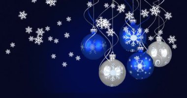 Mücevherlerin ve karın koyu mavi arka plana düşüşünün animasyonu. Noel, kış, gelenek ve kutlama konsepti dijital olarak oluşturulmuş video.