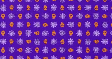 Mor arka planda hareket eden örümceklerin, ağların ve kafataslarının animasyonu. Cadılar bayramı geleneği ve dijital olarak oluşturulan kutlama konsepti.