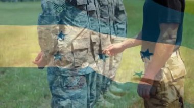 Askerler üzerinde Honduras bayrağının canlandırılması. küresel vatanseverlik, silahlı kuvvetler ve koruma kavramı dijital olarak oluşturulmuş video.