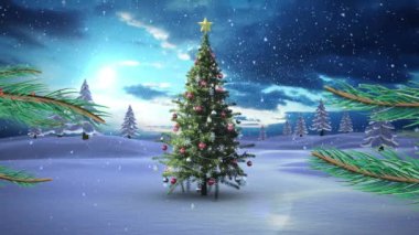 Kış manzarasında Noel ağacının üzerine düşen kar animasyonu. Noel, kış, gelenek ve kutlama konsepti dijital olarak oluşturulmuş video.