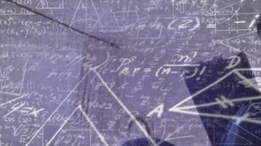 Matematik formüllerinin ve insan üzerinde tablet kullanarak veri işlemenin animasyonu. eğitim, bilim konsepti dijital olarak oluşturulmuş video.