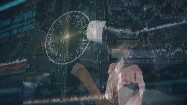 VR kulaklık takan bir kızın bağlantı ağının animasyonu. küresel teknoloji, bağlantılar, veri işleme ve dijital arayüz kavramı dijital olarak oluşturulmuş video.