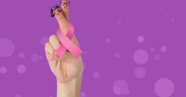 Mor arka planda pembe kurdele tutan beyaz bir kadının animasyonu. Göğüs kanseri pozitif farkındalık kampanyası konsepti dijital olarak üretildi.