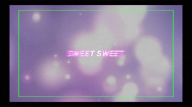 Pembe haç ve yeşil çizgilerle bembeyaz metinlerle ışıldayan leylak üzerinde tatlı bir çizgi. dijital arayüz ve sosyal medya mesajlaşma kavramı dijital olarak oluşturulmuş video.