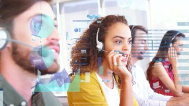 Telefon kulaklığı kullanan insanların veri işleme animasyonu. küresel bağlantılar, teknoloji ve dijital arayüz konsepti dijital olarak oluşturulmuş video.