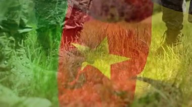 Askerler üzerinde fotoğraf makinesinin animasyonu. küresel vatanseverlik, silahlı kuvvetler ve koruma kavramı dijital olarak oluşturulmuş video.