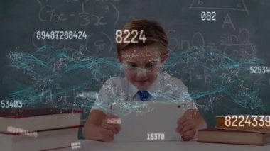 Matematik formüllerini ve veri işlemlerini okul çocuğuna taşımanın animasyonu. eğitim, bilim konsepti dijital olarak oluşturulmuş video.