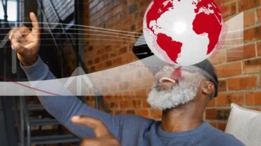 VR kulaklıktaki yaşlı adam üzerinde küre ve veri işleme animasyonu. küresel bağlantılar, teknoloji ve dijital arayüz konsepti dijital olarak oluşturulmuş video.