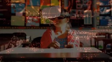 Matematiksel denklem öğrencisinin VR kulaklıkları kullanarak canlandırması. eğitim ve öğrenim konsepti dijital olarak oluşturulmuş video.