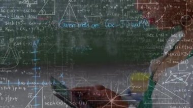 Akıllı telefon kullanarak kızın üzerinde matematik formülleri ve veri işleme animasyonu. eğitim, bilim konsepti dijital olarak oluşturulmuş video.