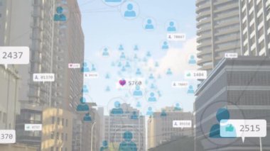 Şehir manzarası üzerindeki bağlantı ağının animasyonu. küresel sosyal medya, bağlantılar, veri işleme ve dijital arayüz kavramı dijital olarak oluşturulmuş video.