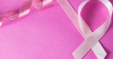 Pembe arka planda sembolik pembe kurdelelerin animasyonu. Göğüs kanseri pozitif farkındalık kampanyası konsepti dijital olarak üretildi.