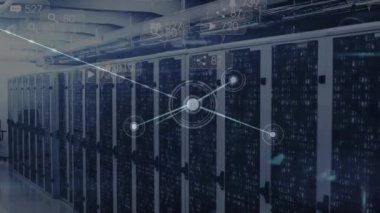 Bilgisayar sunucuları üzerinden bağlantı ağının animasyonu. küresel sosyal medya, bağlantılar, veri işleme ve dijital arayüz kavramı dijital olarak oluşturulmuş video.