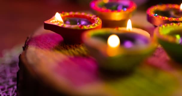 Video Glühender Brennender Diwali Kerzen Kreis Auf Einer Violetten Bis — Stockvideo