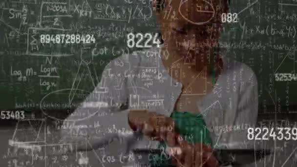 在女孩身上用平板电脑动画移动数学公式和数据处理 科学概念数码录像 — 图库视频影像