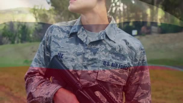 兵士に対するロシアの国旗のアニメーション 世界中の愛国心武装勢力と保護の概念がデジタルで生成されたビデオ — ストック動画
