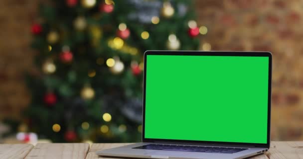 Ekranda Fotokopi Alanı Olan Dizüstü Bilgisayar Noel Süslemeleri Ağaçla Birlikte — Stok video