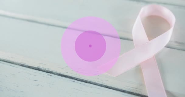 Анимация Фиолетовых Кругов Надежды Розовой Лентой Поверх Ленты Белом Деревянном — стоковое видео