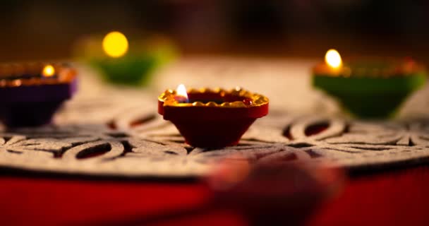 Βίντεο Από Λαμπυρίζοντας Αναμμένα Κεριά Diwali Κύκλο Μοτίβο Κόκκινο Και — Αρχείο Βίντεο