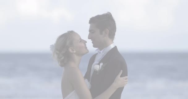 結婚式の服を着て話している白人のカップルの上に赤い心のアニメーション 婚約恋愛愛の概念をデジタルで生成したビデオ — ストック動画