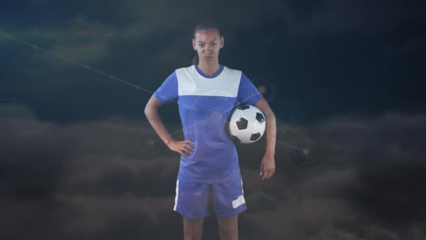 アフリカ系アメリカ人サッカー選手とのつながりのアニメーション 世界的なつながりスポーツと競争の概念デジタルで生成されたビデオ — ストック動画