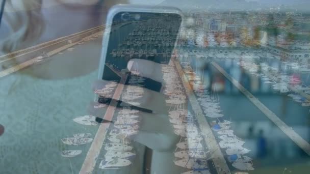 Анимация Женщины Использующей Смартфон Над Городом Глобальных Соединений Технологий Цифрового — стоковое видео