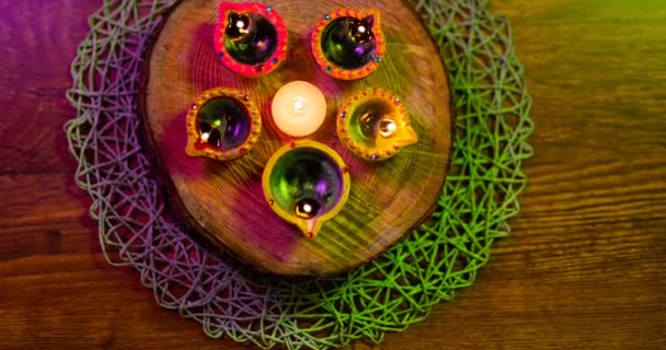 Βίντεο Από Λαμπυρίζοντας Αναμμένα Κεριά Diwali Κύκλο Ξύλινη Επιφάνεια Diwali — Αρχείο Βίντεο