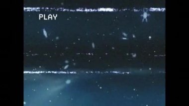 Ekranda arıza ve kar taneleriyle dijital arayüzü oynatma animasyonu. dijital arayüz ve teknoloji konsepti dijital olarak oluşturulmuş video.