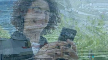 Şehir manzarası üzerinde akıllı telefon kullanan bir adamın animasyonu. küresel bağlantılar, teknoloji ve dijital arayüz konsepti dijital olarak oluşturulmuş video.