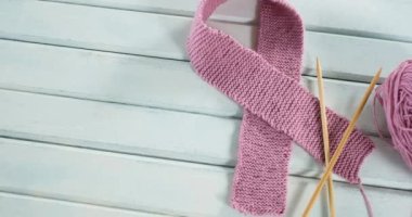 Beyaz ahşap arka planda pembe kurdelenin üzerine yazan umut animasyonu. Göğüs kanseri pozitif farkındalık kampanyası konsepti dijital olarak üretildi.