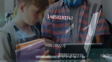 Tablet kullanan öğrenciler üzerinden bağlantı ağının animasyonu. eğitim, bilim, dijital bağlantılar konsepti dijital olarak oluşturulmuş video.