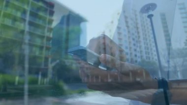 Şehir manzarası üzerinde akıllı telefon kullanan bir adamın animasyonu. küresel bağlantılar, teknoloji ve dijital arayüz konsepti dijital olarak oluşturulmuş video.