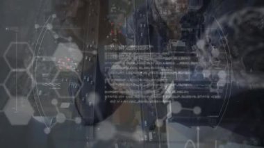 Şehir manzarası üzerinde veri işleme animasyonu. küresel teknoloji, bağlantılar, veri işleme ve dijital arayüz kavramı dijital olarak oluşturulmuş video.