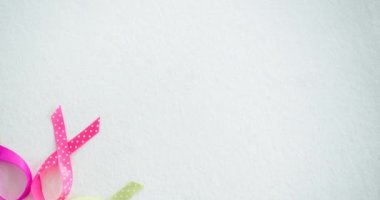 Kavgaya pembe kurdeleli beyaz arka plan üzerinde daire şeklinde katılmanın animasyonu. Göğüs kanseri pozitif farkındalık kampanyası konsepti dijital olarak üretildi.