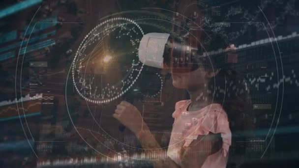 Vrヘッドセットを身に着けている女の子の上の接続のネットワークのアニメーション 世界規模の技術 データ処理 デジタルインターフェースの概念がデジタルで生成されたビデオ — ストック動画