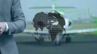 Havaalanında akıllı telefon kullanarak iş adamının dünya ve veri işleme animasyonu. küresel bağlantılar, iş dünyası, dijital arayüz, teknoloji ve ağ konsepti dijital olarak oluşturulmuş video.