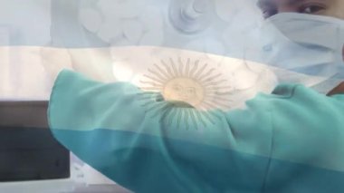 Ameliyathanede cerrahların üzerinde sallanan Arjantin bayrağının animasyonu. küresel tıp, covid 19 pandemik konsept sırasında sağlık hizmetleri dijital olarak üretilen video.