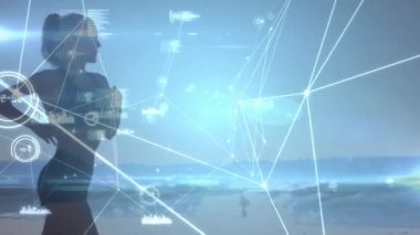 Plajda koşan beyaz kadın üzerindeki veri işleme ve bağlantı ağlarının animasyonu. global spor, incelik ve sağlıklı yaşam tarzı konsepti dijital olarak oluşturulmuş video.