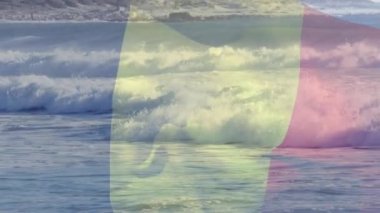 Denizde dalgalara karşı Belçika bayrağı sallamanın dijital bileşimi. Ulusal turizm ve seyahat kavramı