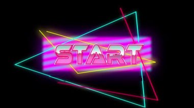 Neon üçgenler üzerinde pembe metalik harflerle başlangıç metninin animasyonu. Video oyunu, iletişim ve eğlence konsepti dijital olarak oluşturuldu.