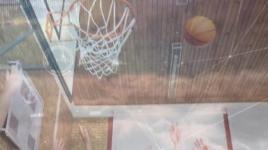 Spor salonundaki çeşitli basketbol oyuncuları ile bağlantılı ağların animasyonu. global spor, bağlantılar ve veri işleme kavramı dijital olarak oluşturulmuş video.