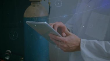 Bilgisayar laboratuarında tablet kullanan beyaz adamın elleri üzerinden bağlantı ağının animasyonu. küresel ağlar, bağlantılar, veri işleme ve bilgisayar konsepti dijital olarak oluşturulmuş video.