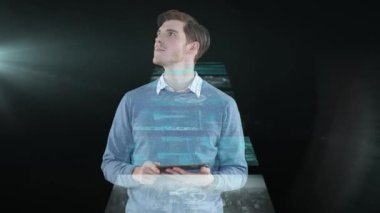 Tablet kullanan gülümseyen beyaz iş adamının veri işleme animasyonu. küresel iş, finans, bağlantılar ve dijital arayüz konsepti dijital olarak oluşturulmuş video.