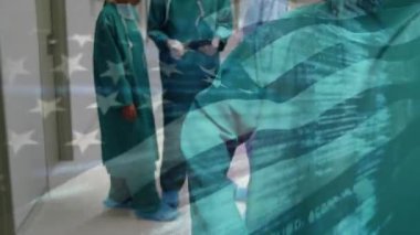 Hastanedeki cerrahların üzerinde sallanan ABD bayrağının animasyonu. küresel tıp, covid 19 pandemik konsept sırasında sağlık hizmetleri dijital olarak üretilen video.