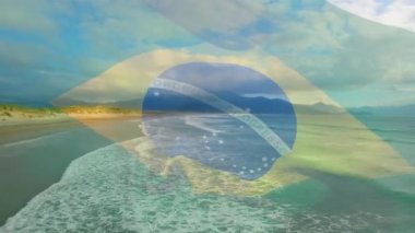 Plaj ve deniz dalgalarının havadan görüntüsüne karşı Brezilya bayrağı sallamanın dijital bileşimi. Ulusal turizm ve seyahat kavramı