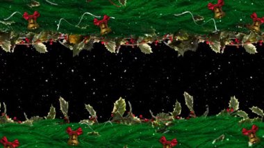 Noel çelengi süslemesinin üzerine yağan kar, siyah arka planda çanlar çalıyor. Noel şenliği ve kutlama konsepti