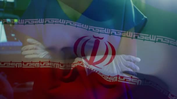 Animación Bandera Del Iran Ondeando Sobre Anestesiólogo Quirófano Medicina Global — Vídeo de stock