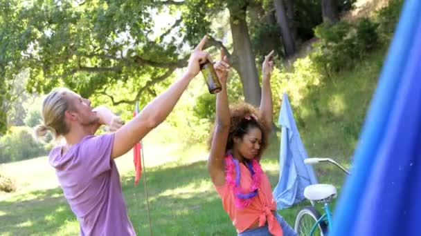 Animación Manchas Blancas Sobre Gente Bailando Campamento Verano Evento Celebración — Vídeo de stock